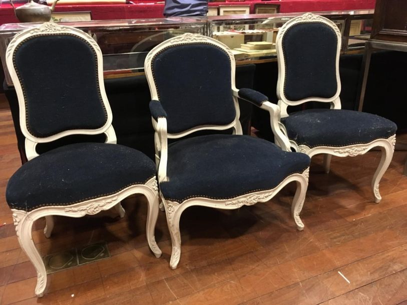 Null Salon en bois laqué blanc comprenant quatre fauteuils à dossier à la Reine &hellip;