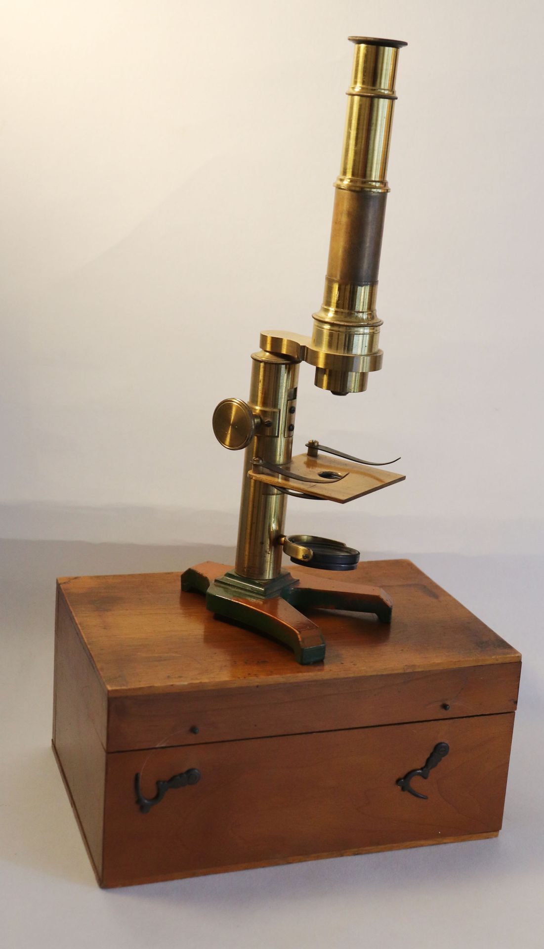 Null 装在木箱中的古铜色显微镜。附上一个装有样本幻灯片的盒子。