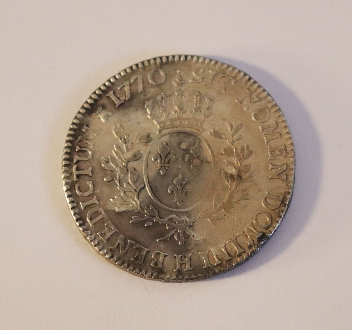 Null Luigi XV, scudo con banda 1770 H = La Rochelle. Dy.1680, Raro.

Peso: 29,2 &hellip;