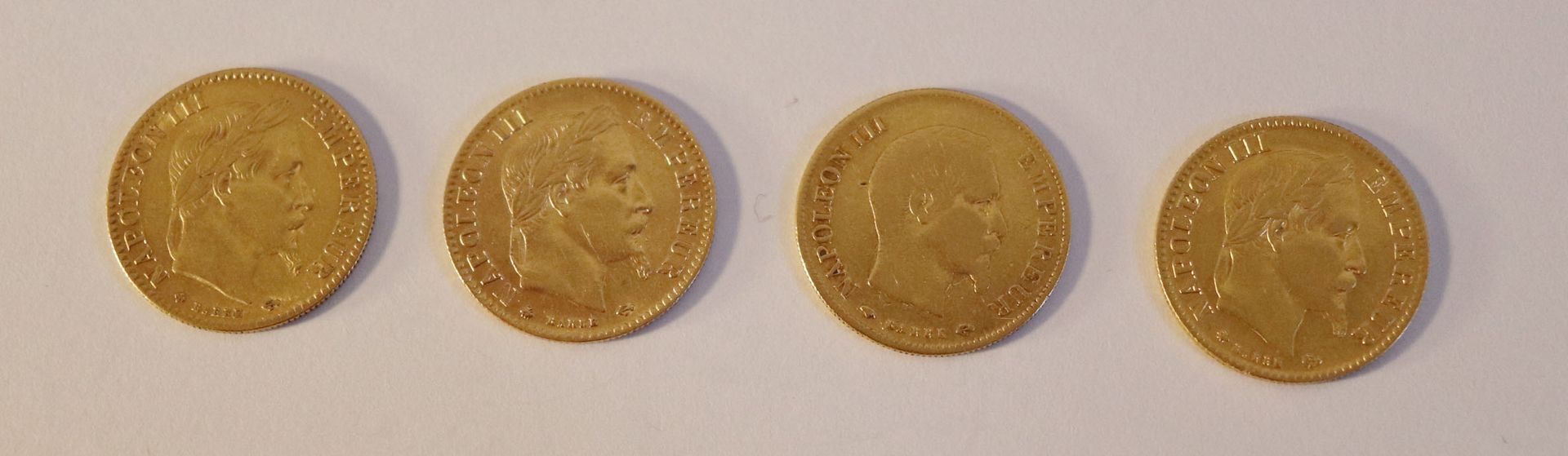 Null Quatre PIECES de 10 francs or Napoléon III dont trois "tête laurée", 1859 -&hellip;