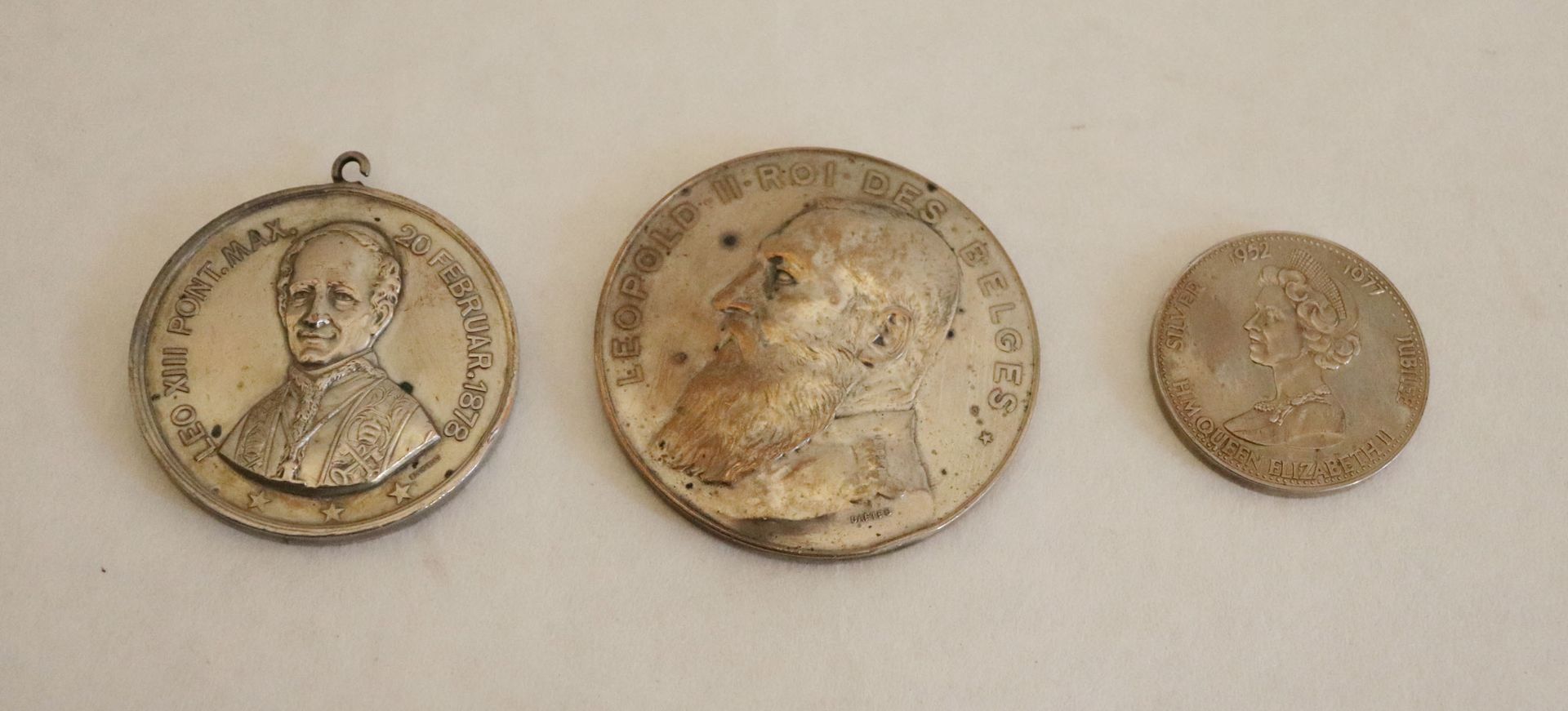 Null Set di tre medaglie commemorative in metallo argentato:

- Camera di Commer&hellip;