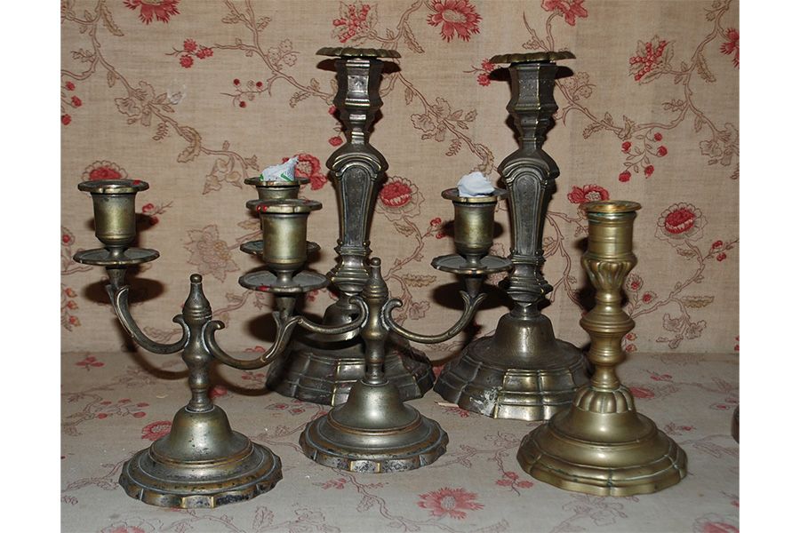 Null Set bestehend aus einem Paar doppelter Kerzenhalter aus versilberter Bronze&hellip;