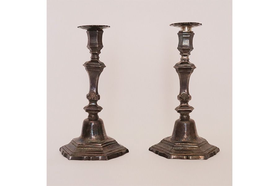 Null 一对银质烛台，六角形底座，三角形截面的轴和贝壳装饰。

图卢兹，1773年。

重量 : 1416,1 g