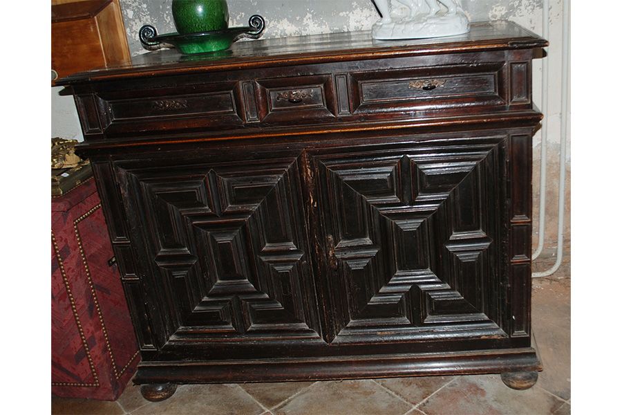 Null 天然木制餐具柜，有三个抽屉和两个门，装饰有棺材，四个球脚。

19世纪。

高度：110.5厘米110.5厘米 - 宽度：134厘米 - 深度：60厘&hellip;
