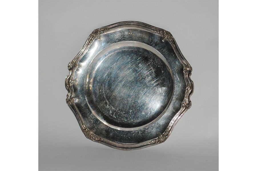 Null Runde, gemuldete Platte aus Silber mit Laubwerkdekor. Mit einem Wappen vers&hellip;
