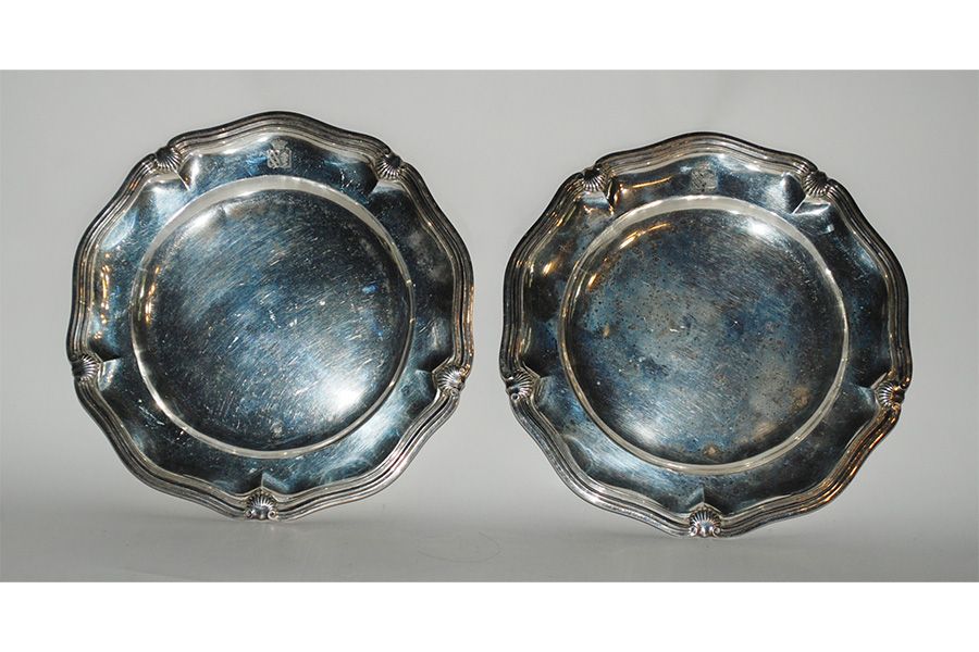 Null Pair of round silver dishes decorated with nets and ties. Armorial.

Minerv&hellip;
