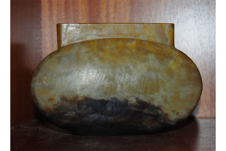 Null DAUM 南希

花瓶，扁平的瓶身，大理石花纹的玻璃。签有洛林的十字架。

高度：12厘米12 cm - 宽度 : 17 cm