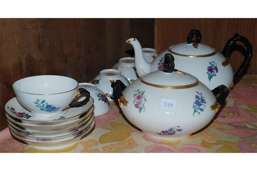 Null 珐琅彩瓷茶具，包括5个杯子和茶碟，一个茶壶和一个糖碗。