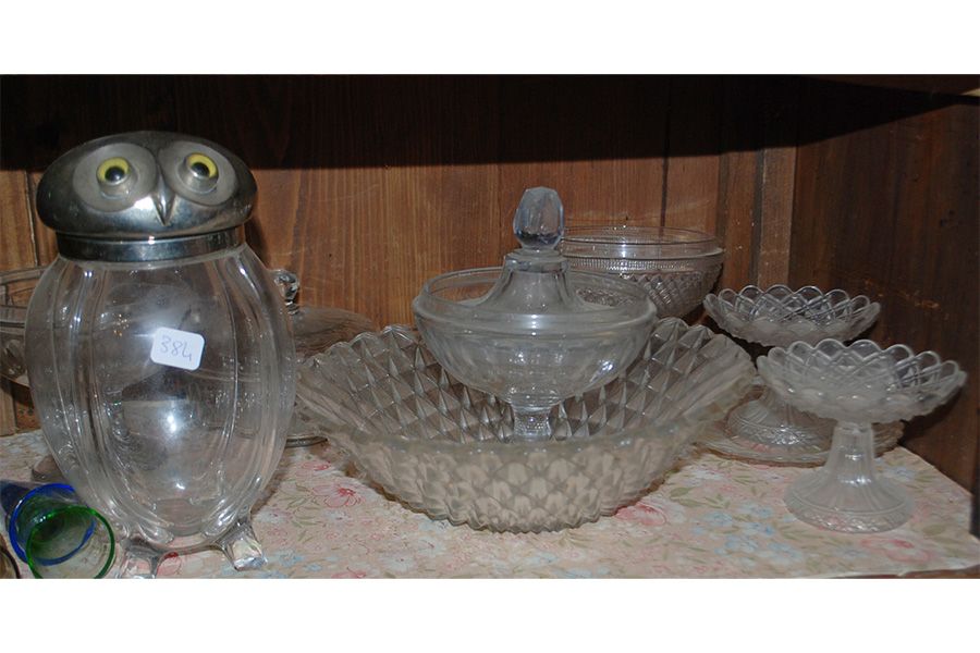 Null 一套玻璃器皿包括一个沙拉碗，三个drageur（无盖），一个drageur盖，两个有脚的碗，一个有猫头鹰头饰的变型冰桶，一个糖果盘和四个锥形玻璃杯。
