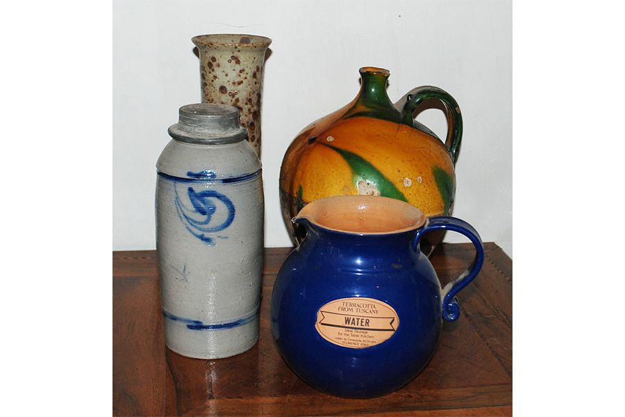 Null 釉面石器和陶器套装，包括一个水壶、一个花瓶、一个瓶子和一个小颈壶。