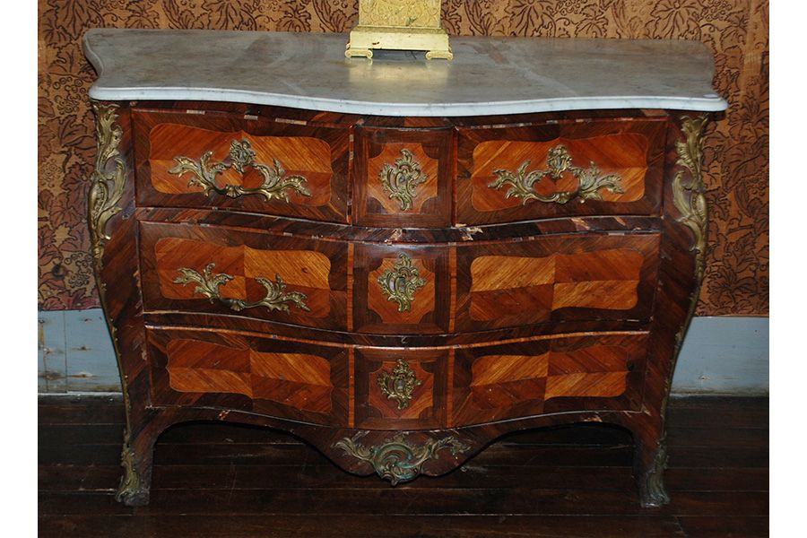 Null 木质和贴面的抽屉柜，开有五个抽屉，有丰富的鎏金铜装饰。

1756年由大师弗朗索瓦-弗朗克盖章。

(损坏和缺乏单板。没有钥匙）。

18世纪。

高&hellip;