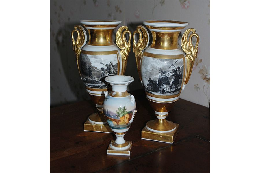 Null 一对巴黎瓷器基座花瓶，形式为amphora，带有神话场景和镀金的grisaille装饰。

19世纪晚期。

高度：27.5厘米。27.5厘米

一个&hellip;