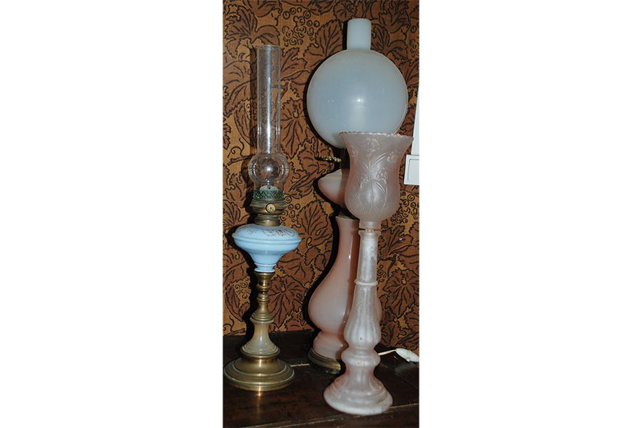 Null 套装包括一盏青铜、瓷器和雪花石膏柱状油灯，一盏粉色乳白柱状油灯，一个粉色模制玻璃郁金香烛台，柱状轴上有纹路装饰。