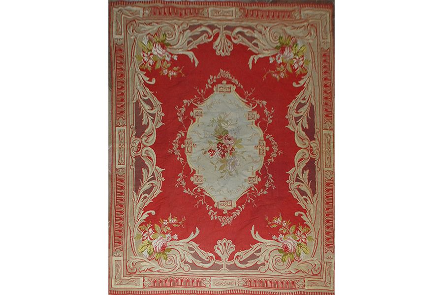Null 羊毛和丝绸挂毯上装饰着树叶和花朵，在红色背景上中央有一束保留的花朵。

19世纪晚期。

高度：173.5厘米173.5 cm - 宽度 : 135 &hellip;