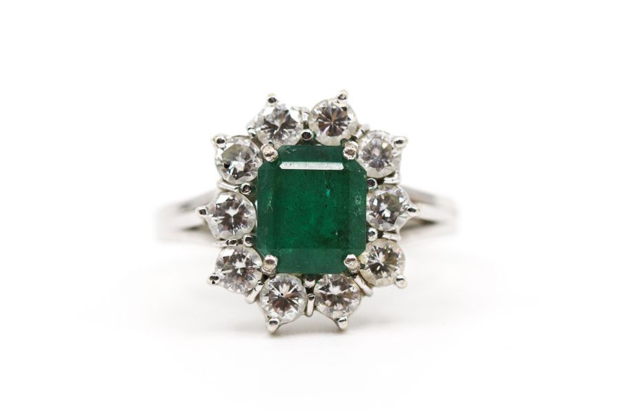 Null 一枚白金Pompadour戒指，镶嵌着一颗祖母绿切割的绿宝石，周围是明亮式切割的钻石。 
TDD : 52,5
毛重 : 5,1 g