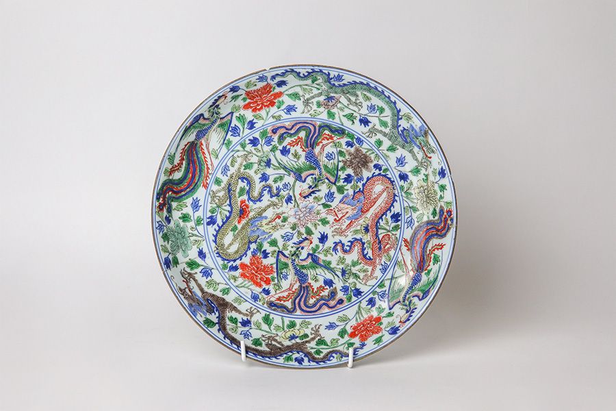 Null CHINA
Porcelain and wucai enamel plate, finely decorated in the center and &hellip;