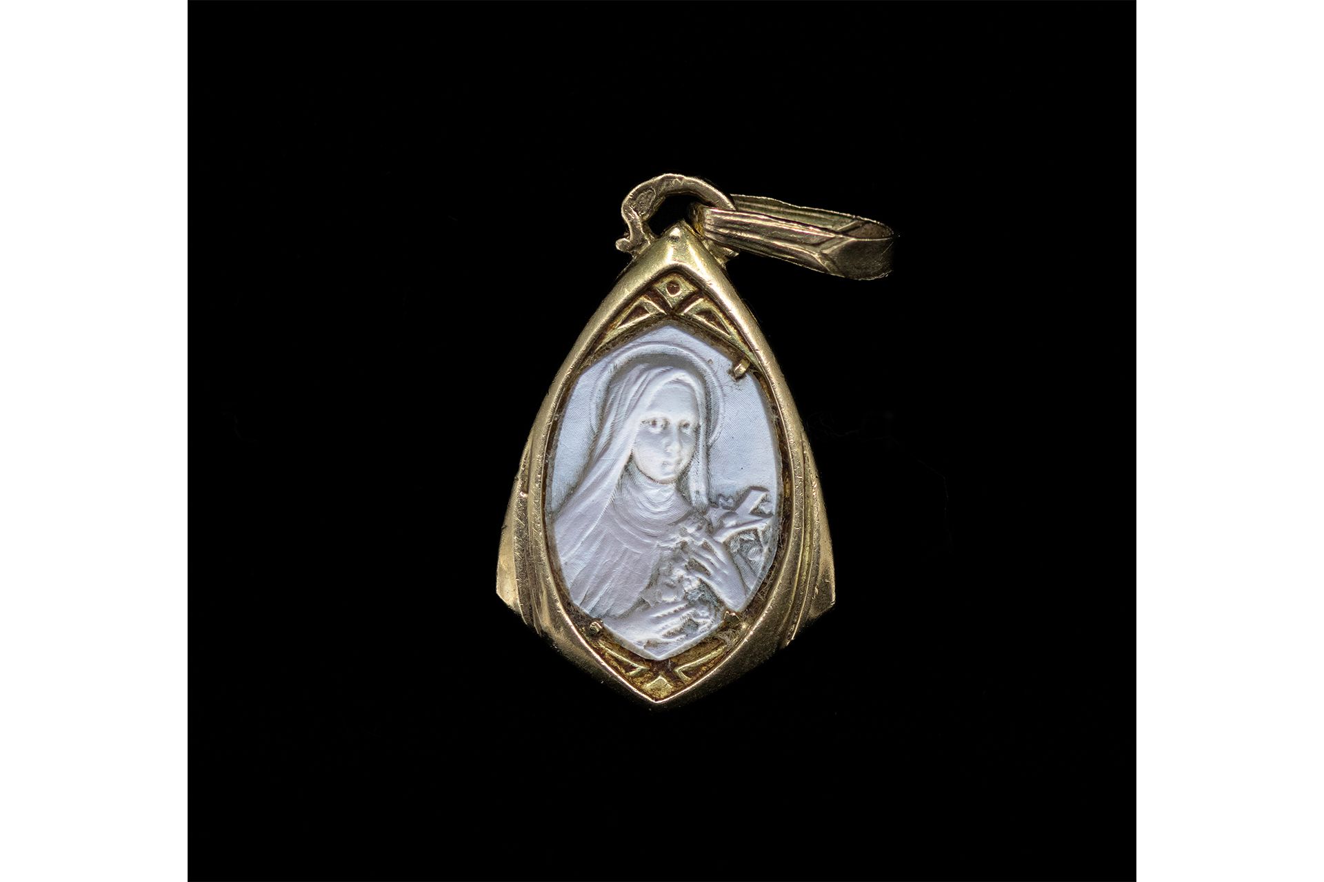 Null 黄金和珍珠母的新艺术奖章，上面有圣特丽莎的肖像。 
重量 : 1,3 g