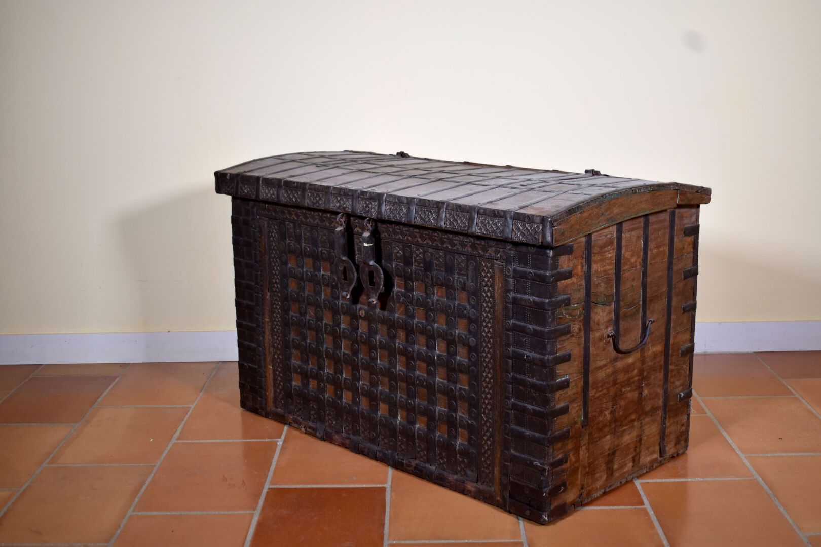 Null 异国情调的木箱，装饰有锤击的金属板。印度 ?高度：70厘米70厘米 - 宽度：114厘米 - 深度：60厘米。