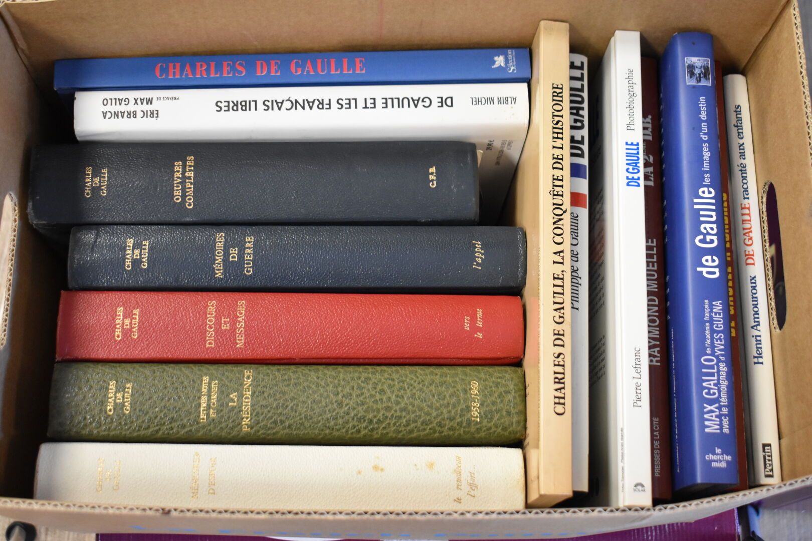 Null 关于戴高乐将军的一套书籍，包括《战争回忆》、《高利贷史》、《戴高乐全集》（法国嗜书者俱乐部）。5箱。我们加入了一套带有将军遗像的物品，包括奖章、J. &hellip;