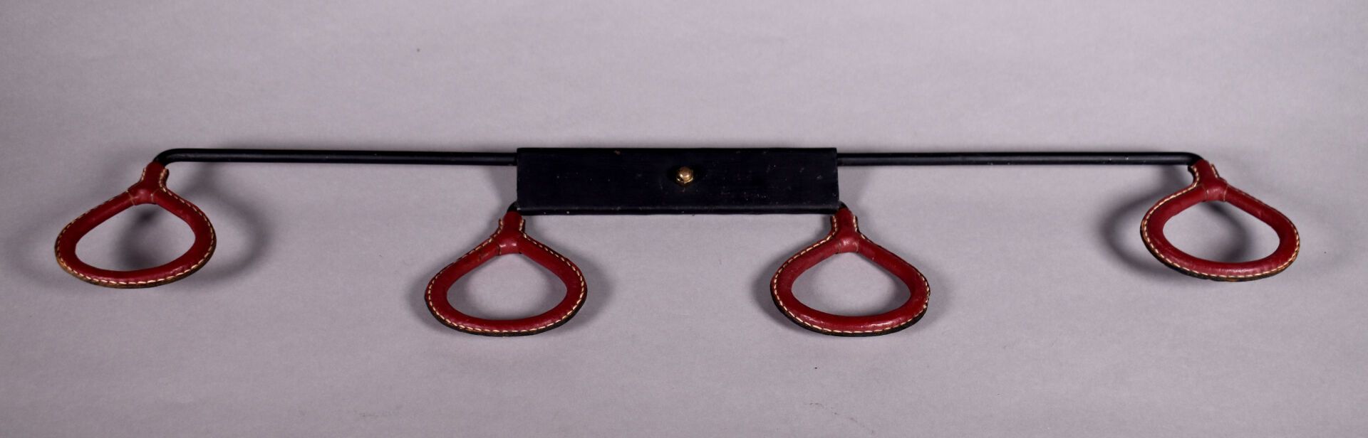 Null 归属于Jacques ADNET（1900-1984）。黑色漆面金属衣架，有四个钉子，上面有缝制的皮革。约1950年。高度：15厘米。15厘米 - 宽&hellip;