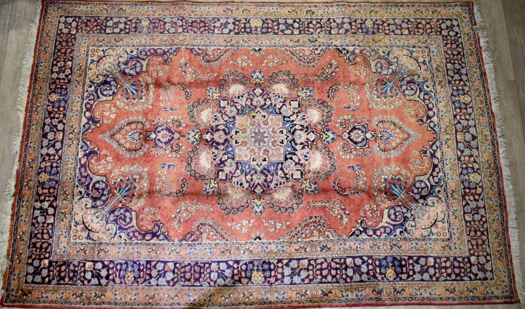 Null 阿德比尔地毯（棉质经线和纬线，羊毛绒），波斯西北部，约1940-1950。地毯上有一个海军蓝的中央奖章，上面有一个象牙花环，背景是带有多色花的老玫瑰。&hellip;