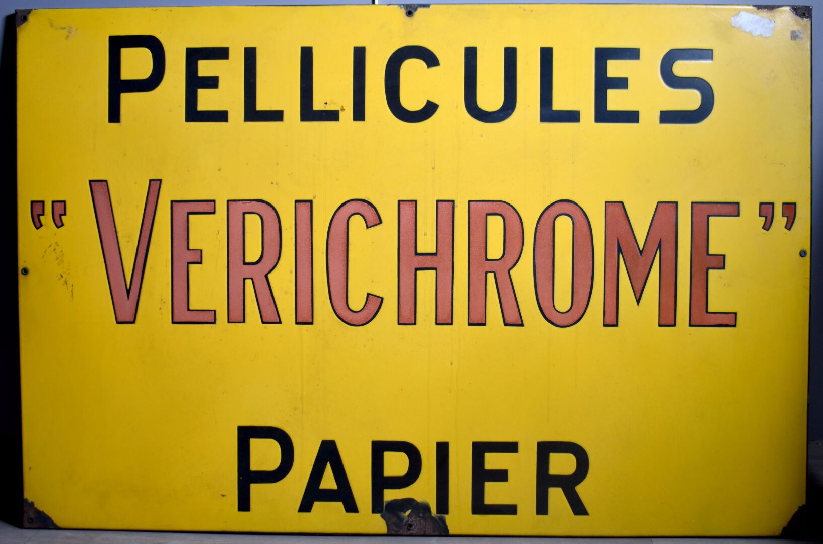 Null Piatto smaltato "Pellicules Verichrome Papier" (schegge e pezzi mancanti). &hellip;