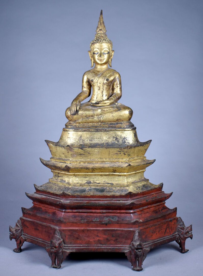 Null Sujet en bronze laqué rouge et or, représentant le Bouddha assis en méditat&hellip;
