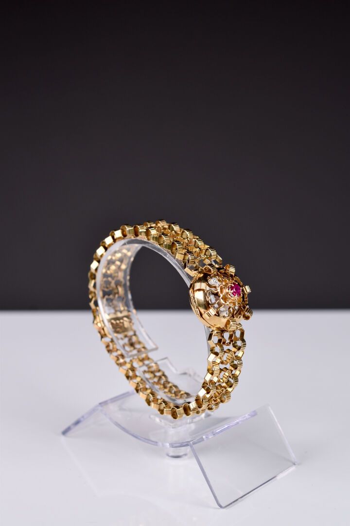 Null Montre bracelet de dame en or jaune 18K 750/1000e, cadran signé TAVANES. Mo&hellip;
