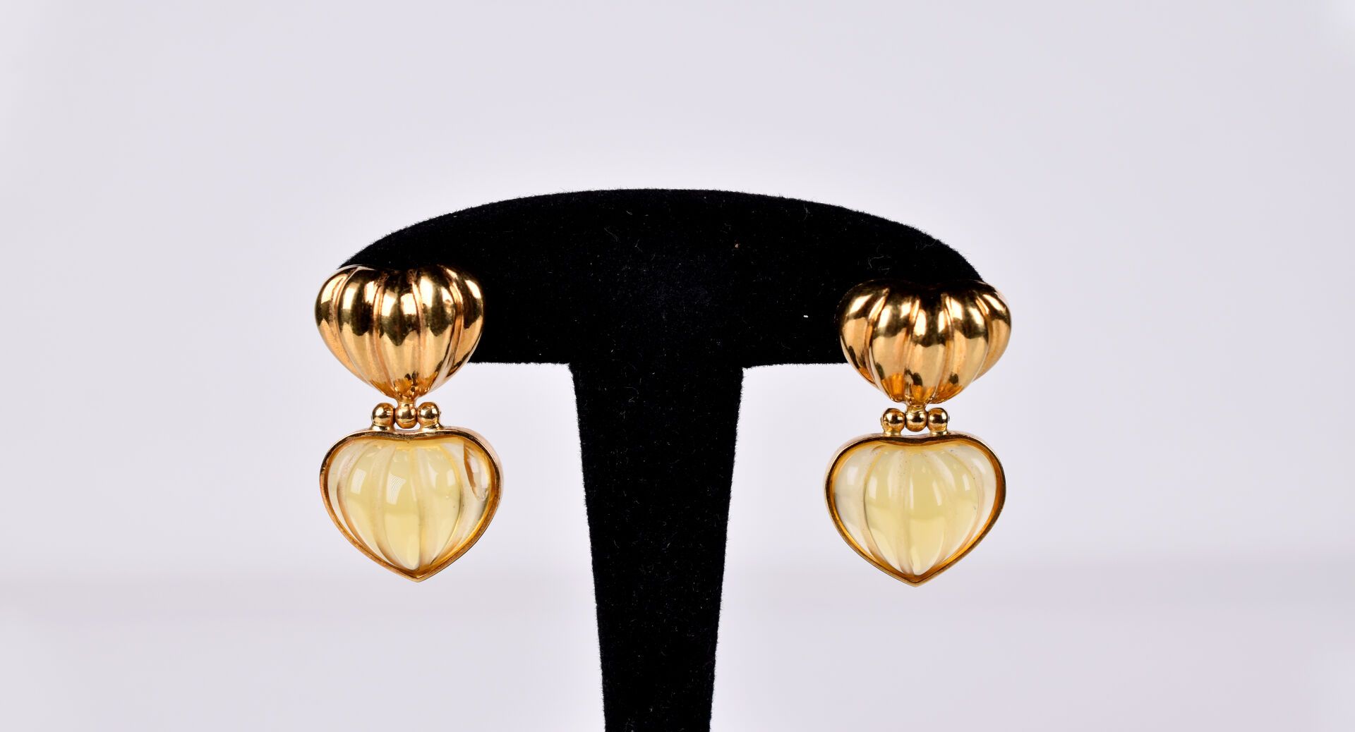 Null LEGI. Paire de pendants d'oreilles en or jaune 18K 750/1000e à décor de cit&hellip;