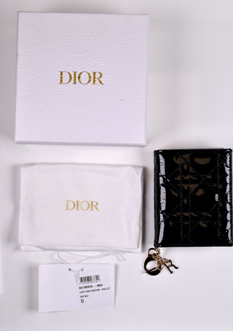 Null DIOR. Petit porte monnaie porte cartes en cuir verni noir modèle Lady Dior &hellip;