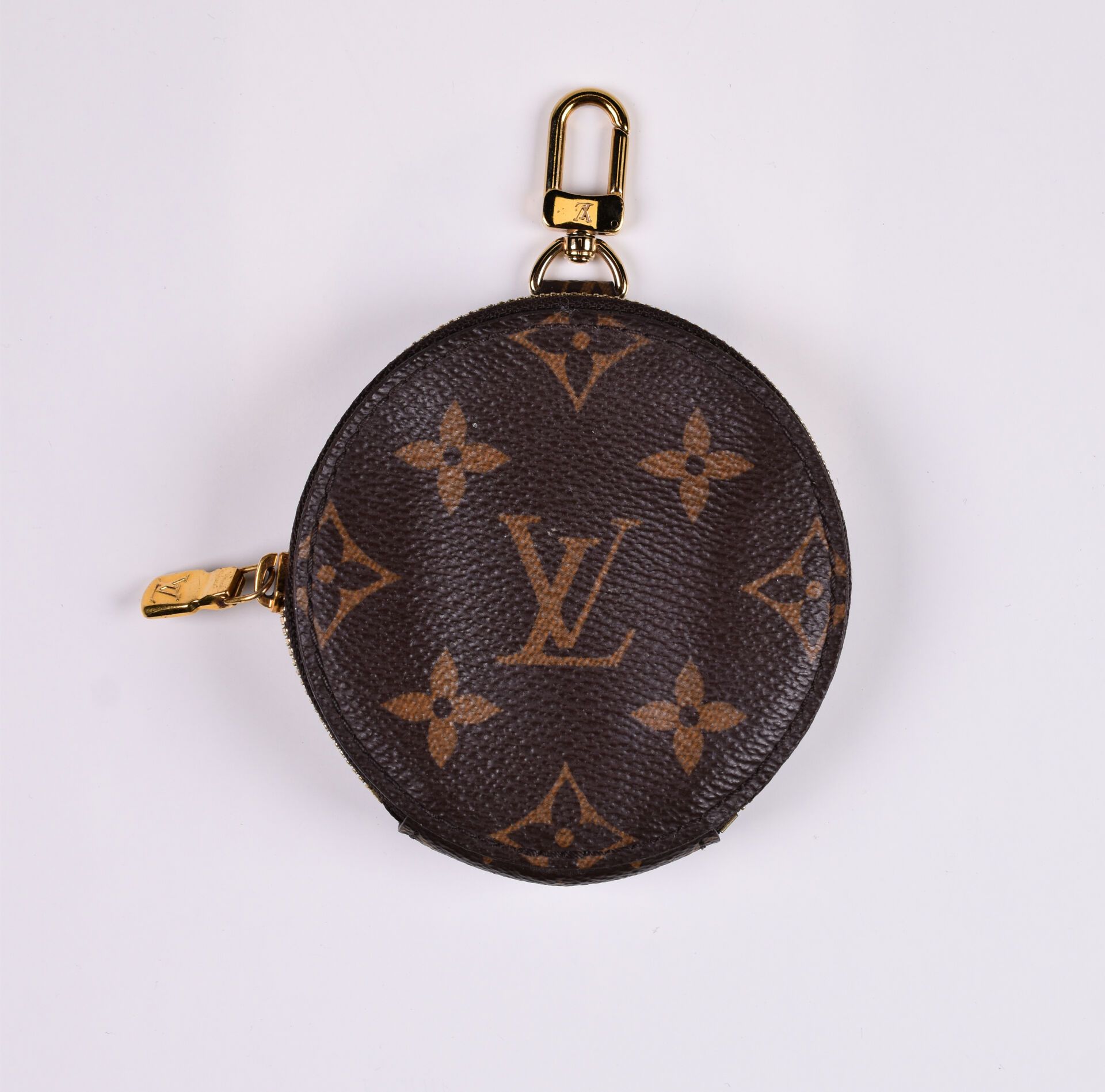 Null LOUIS VUITTON. Coin purse key ring in monogram coated canvas. Diameter: 9.5&hellip;