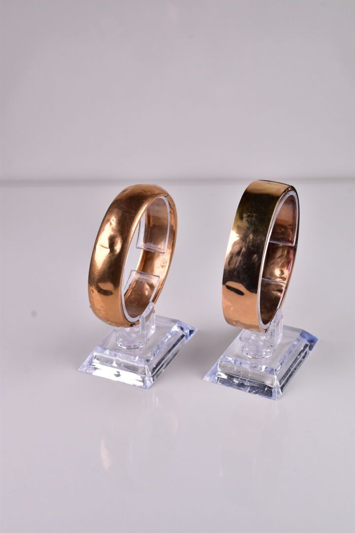 Null Deux bracelets type joncs ouvrants en or rose 18K 750/1000e (chocs et manqu&hellip;
