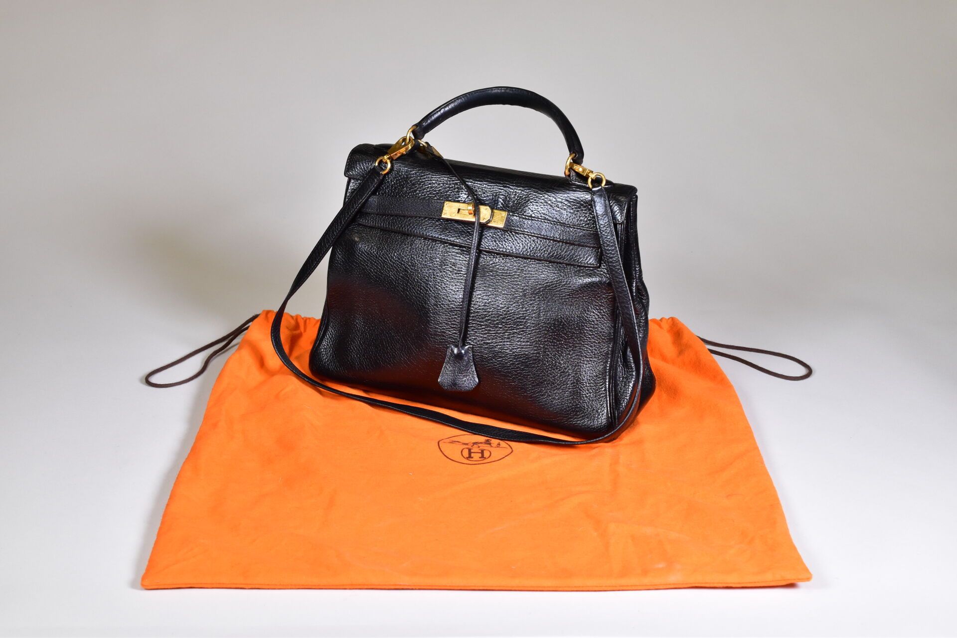 Null HERMES PARIS. Kelly handbag in black grained leather (wear from use, rubbin&hellip;