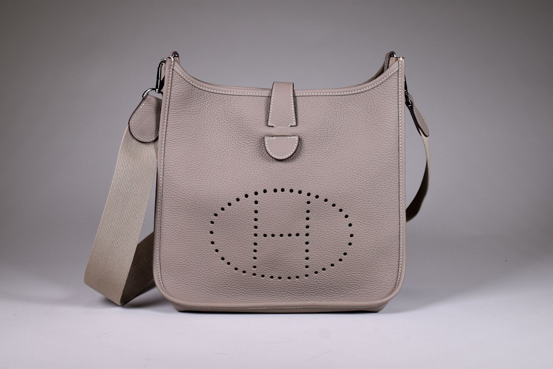 Null HERMES PARIS. Evelyne" model handbag in turtle-dove leather, with logo pier&hellip;