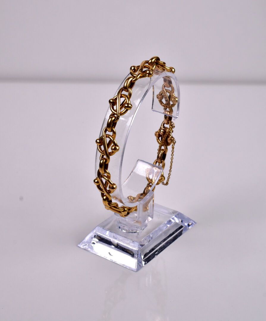 Null Bracelet en or jaune 18K 750/1000e creux à maillons stylisés, décor en cise&hellip;