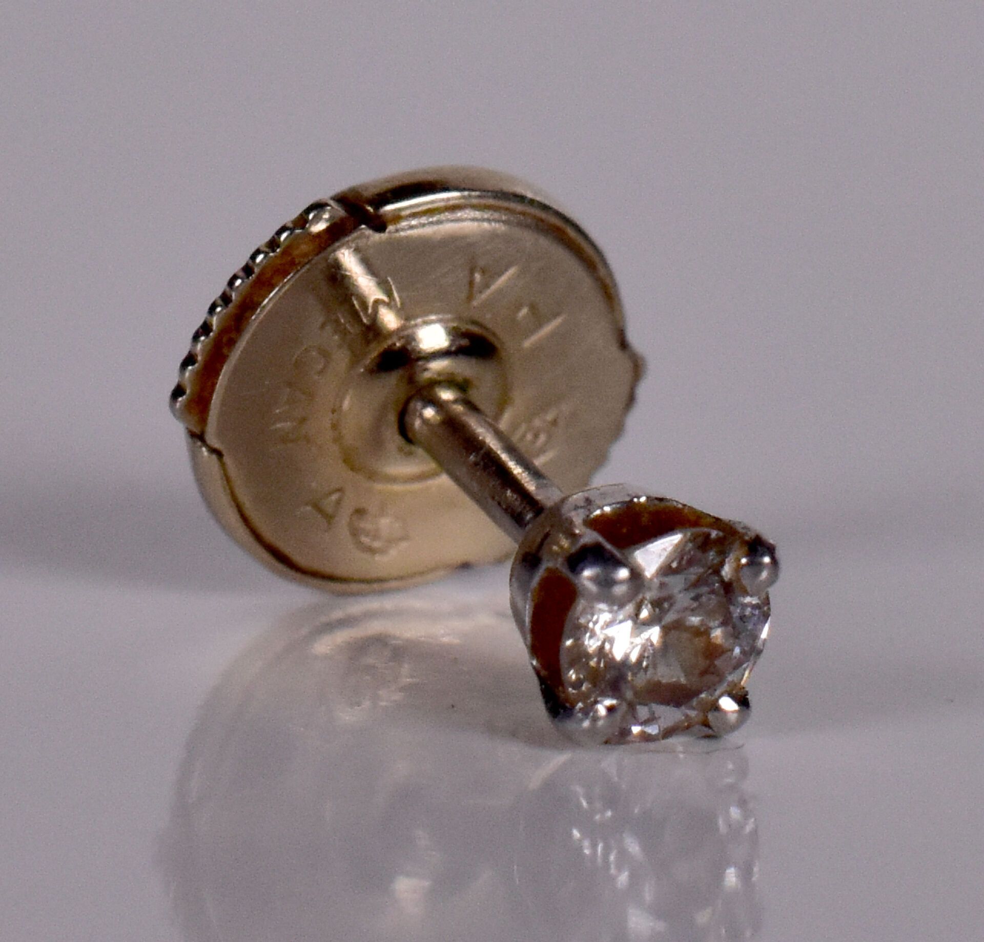 Null Puce d'oreille en or gris 18K 750/1000e et son diamant taille moderne d'env&hellip;
