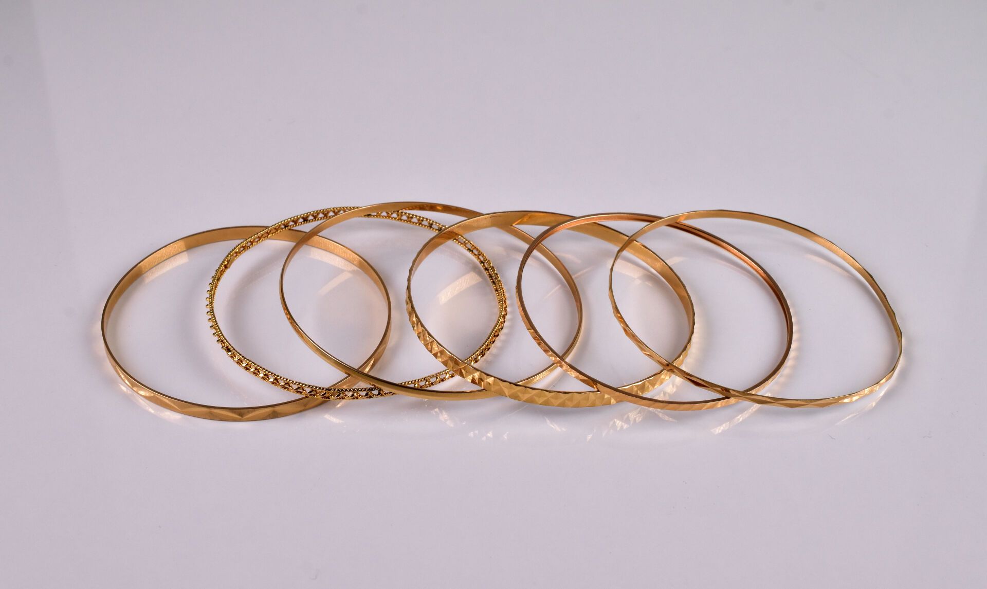 Null Six bracelets joncs différents en or jaune 18K 750/1000e. Diam. : 6,3 cm. P&hellip;