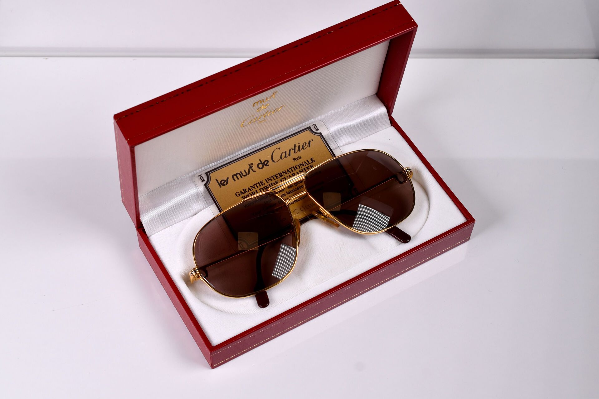 Null MUST DE CARTIER. Smoked glass pilot sunglasses. With box and card.