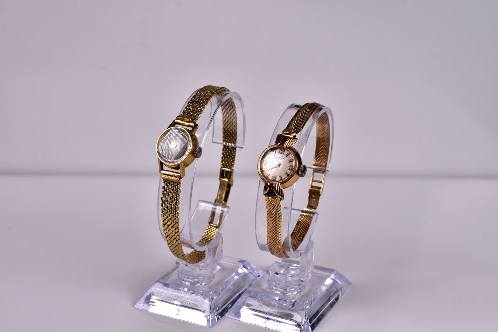 Null Deux montres bracelet de dame en or jaune 18K 750/1000e (remontoirs en méta&hellip;