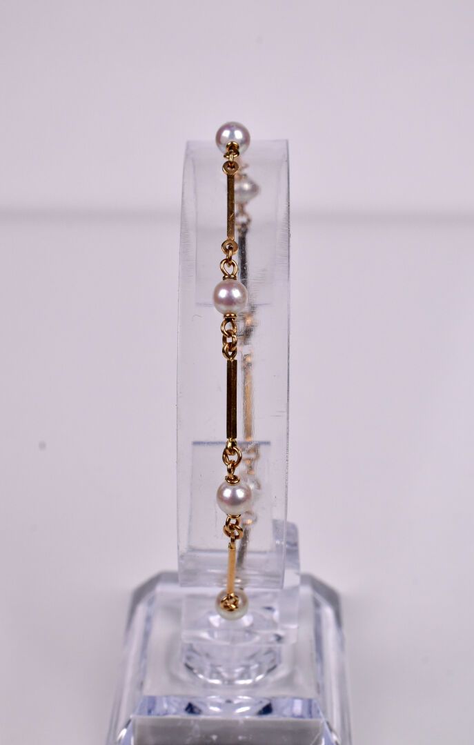 Null Bracelet souple en or jaune 18K 750/1000e et 6 perles de culture. Long. : 1&hellip;