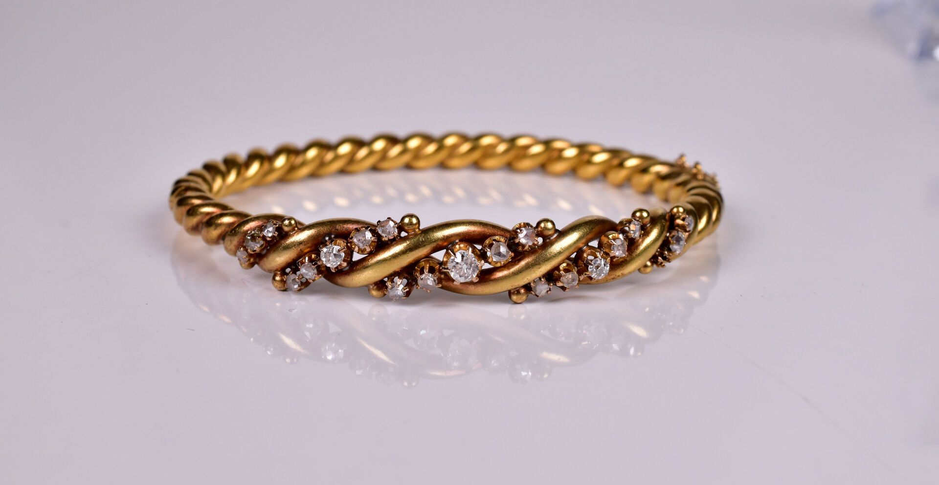 Null Bracelet jonc ouvrant en or jaune 750/1000e à maille rigide torsadée, serti&hellip;