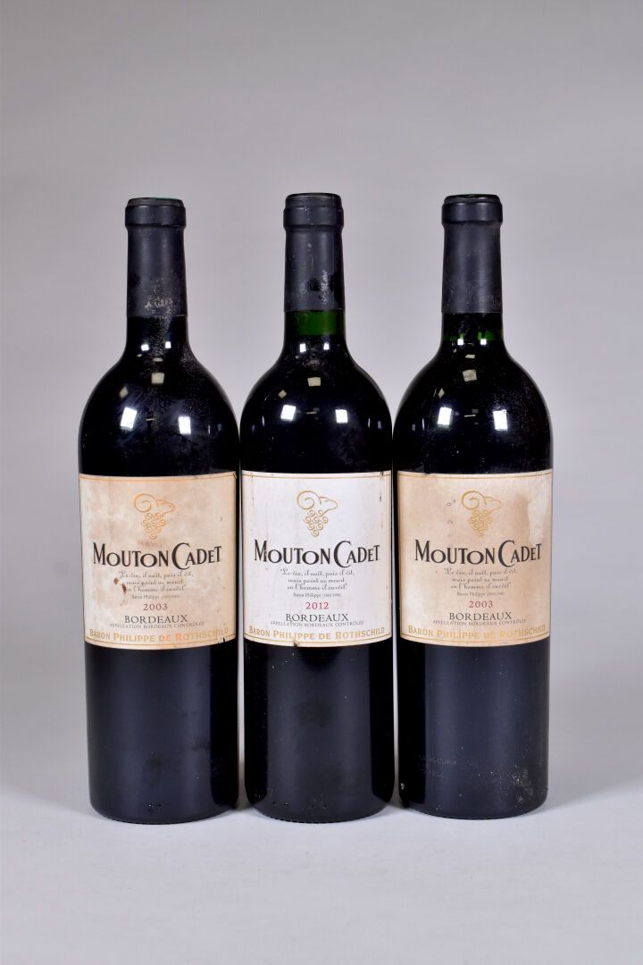 Null 3 Flaschen, Bordeaux, Mouton Cadet, 2003 (2) und 2012 (1). 1 BG. Etiketten &hellip;