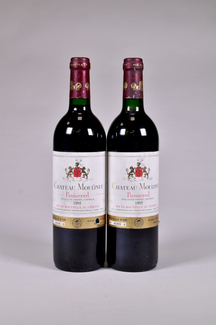 Null 2 bouteilles, Pomerol, Château Moulinet, 1995. 1 BG. Capsules et étiquettes&hellip;