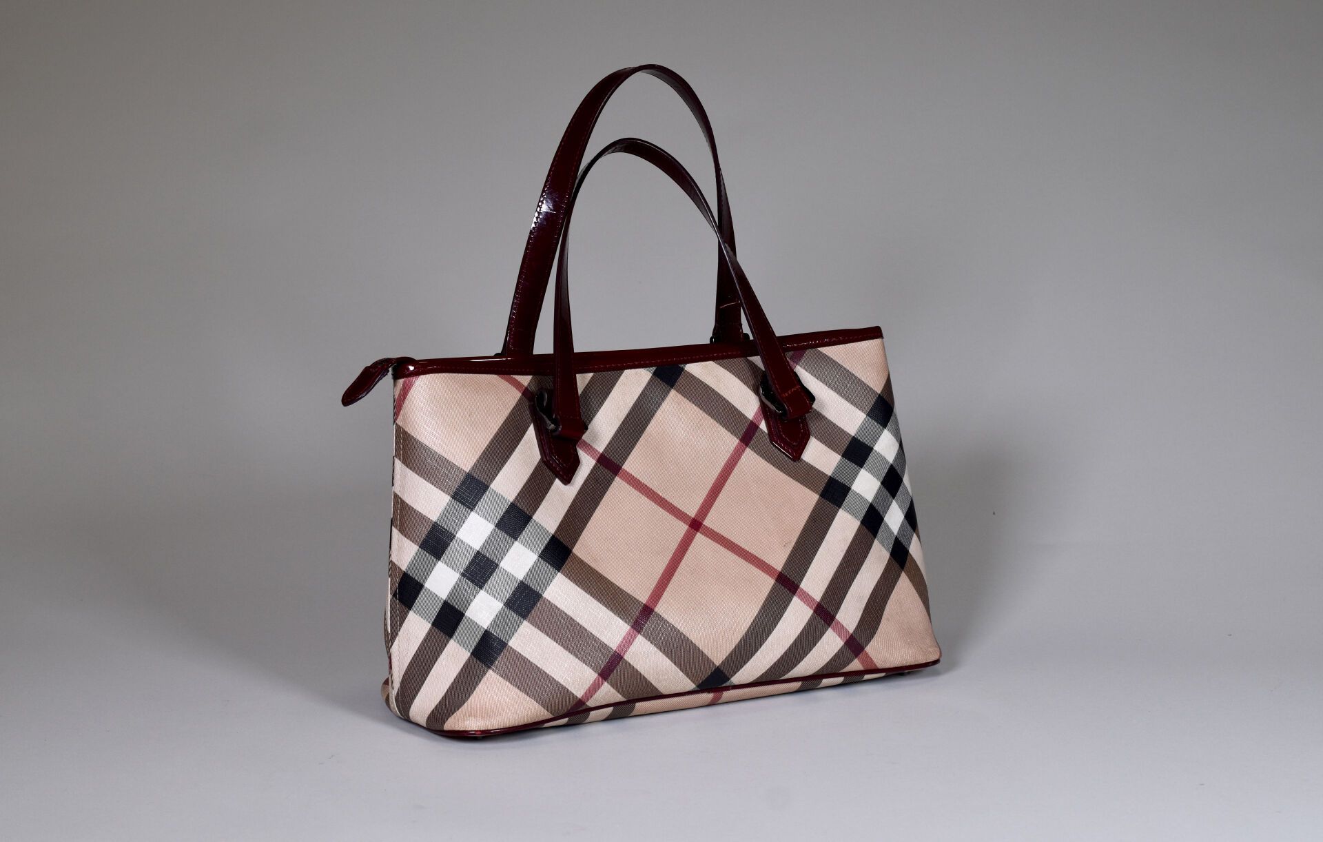 Null BURBERRY LONDON. Handbag in coated canvas with tartan motif (wear and soili&hellip;