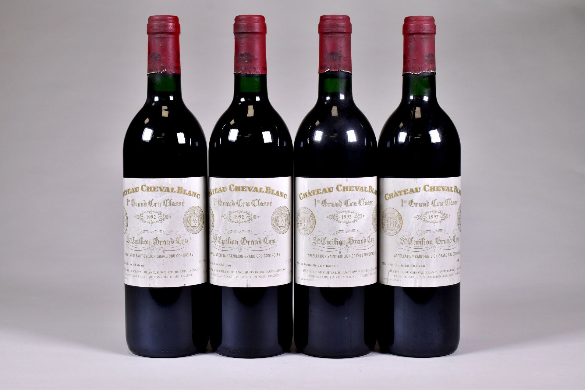 Null 4 bouteilles, Saint-Emilion Grand Cru, Château Cheval Blanc, 1992. Capsules&hellip;