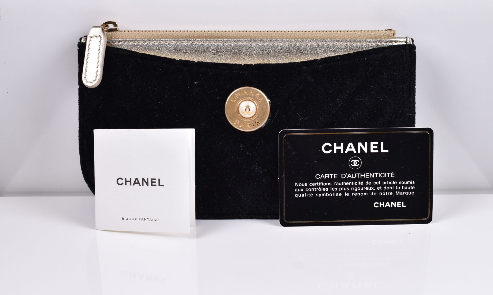 Null CHANEL. Coin purse with card holder in black velvet with gold stitching and&hellip;