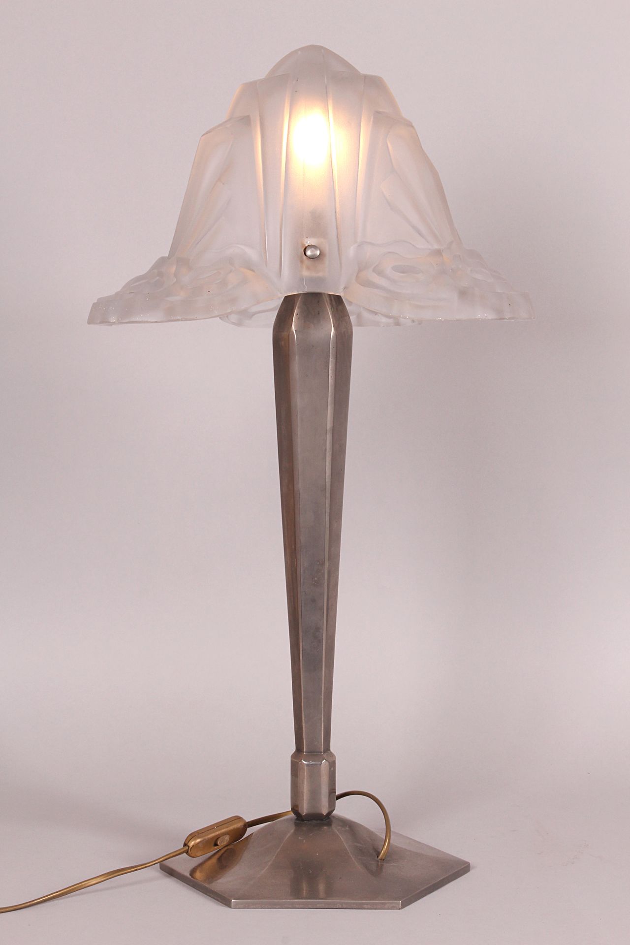 David GUERON, dit «GUEDE». Art deco lamp. Foot in silver plated bronze, lampshad&hellip;