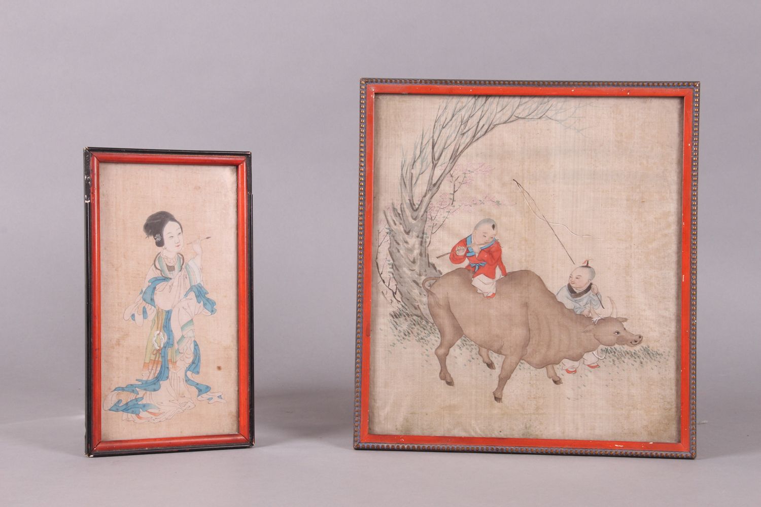 Anonyme. "两幅中国丝绸画" 一套2件。"两个孩子赶着水牛"（25 x 23）和 "拿着毛笔的年轻女孩"（20.5 x 10.5）。