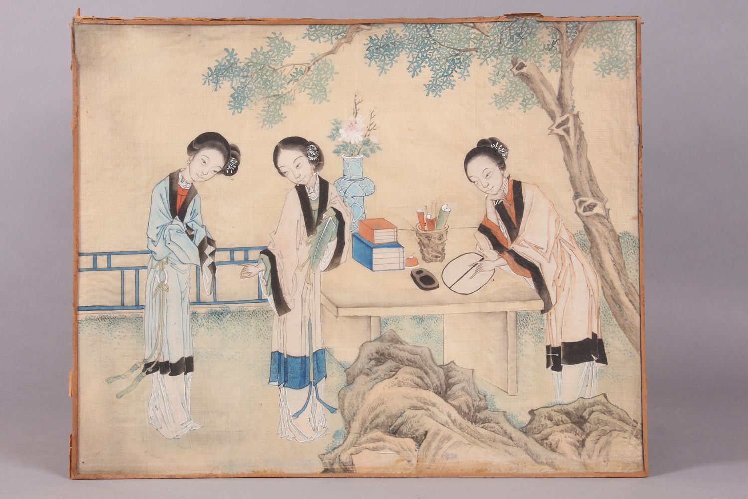 Anonyme. "年轻的女学者" 一套3件。一套三幅中国丝绸画，32.5 x 41。两幅状态良好，第三幅受损，有小裂纹。