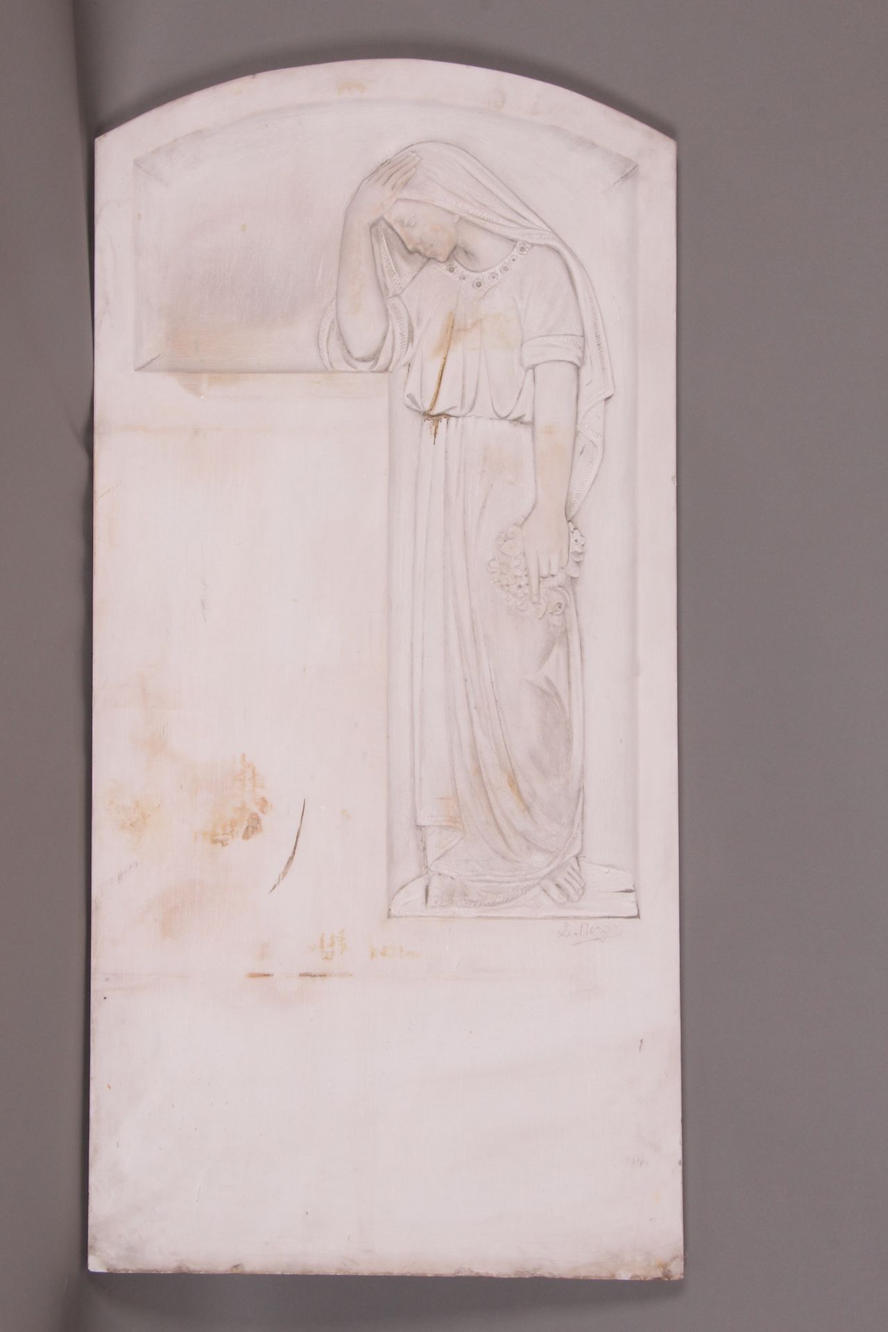 [SCULPTURE]. Sylvain NORGA. "石碑，约 1900 年"，白玉石，104 x 50。已签名。边缘有污渍和小缺口。